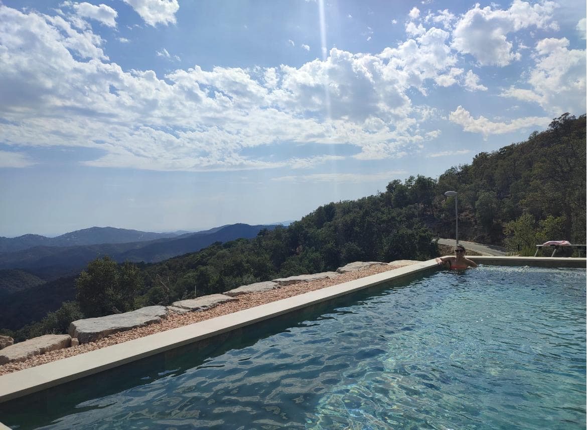 Piscina de borde infinito frente a las montañas de la Costa Brava